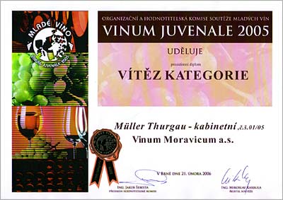 Organizační a hodnotitelská komise soutěže mladých vín Vinum Juvenale 2005 uděluje - vítěz kategorie  Müller Thurgau, kabinetní, č. šarže 01/05.