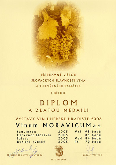 Přípravný výbor Slováckých slavností vína a otevřených památek uděluje Diplom a Zlatou medaili, Výstavy vín Uherské Hradiště 2006 - Sauvignon 2005, výběr z bobulí Cabernet Moravia 2005 Pálava 2005, výběr z hroznů Ryzlink rýnský 2005, pozdní sběr.